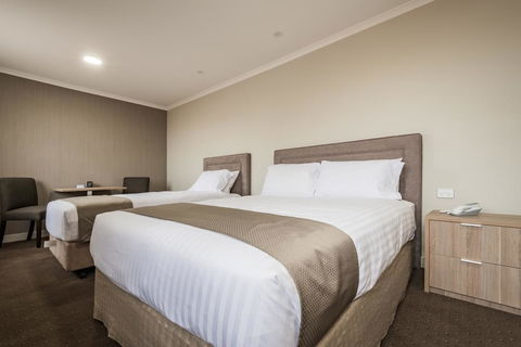The Lighthouse Hotel - Foster Accommodation 3
