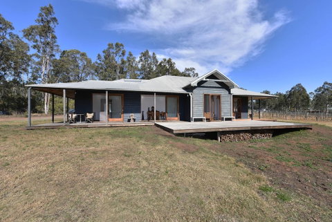 The Parson's Vineyard Retreat - Get Amongst The Vineyards In A Historic Home - Foster Accommodation 3