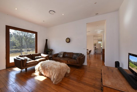 The Parson's Vineyard Retreat - Get Amongst The Vineyards In A Historic Home - Foster Accommodation 2