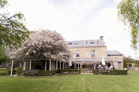 The Red Feather Inn - Foster Accommodation 2
