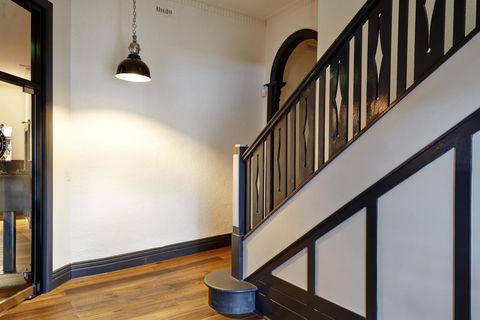 The Royal Hotel, Drouin - Foster Accommodation 2