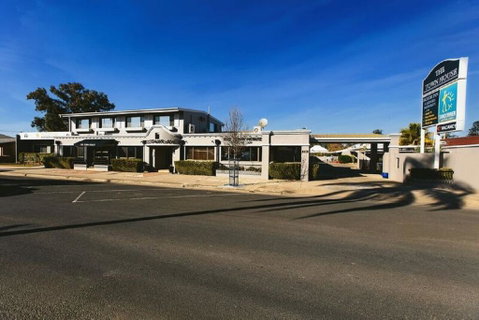 The Town House Motor Inn - Foster Accommodation 0