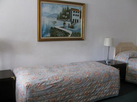 The Wayfarer Motel - Foster Accommodation 3