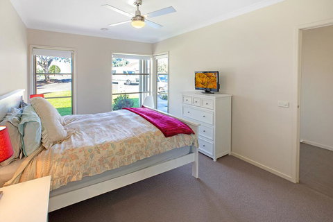 Toonalook Retreat - Pet Friendly And Close To Town - Foster Accommodation 1