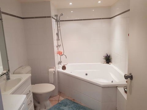 Trafalgar Towers - Foster Accommodation 1
