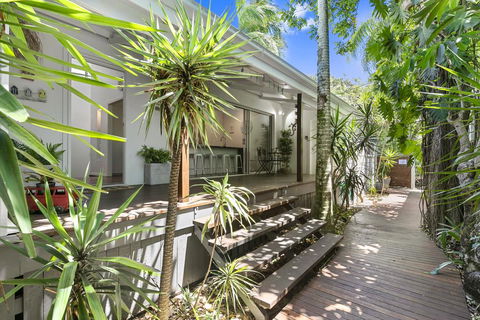 Tranquil & Tropical, Sunshine Beach - Foster Accommodation 2