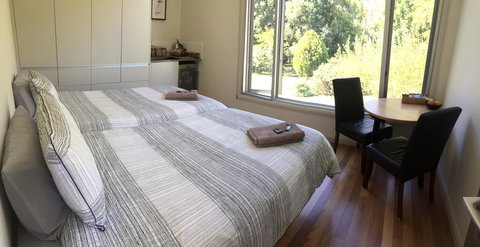 Treehouse Retreat - Foster Accommodation 1