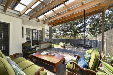 UMINA BEACH KOKOMO- Walk To The Beach, FAMILY And PET FRIENDLY Set Of 3 Vintage Original Holiday Flats & Vintage Caravan And Bat - Foster Accommodation 2