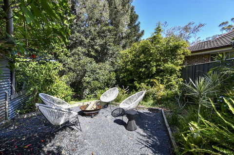 UMINA BEACH KOKOMO- Walk To The Beach, FAMILY And PET FRIENDLY Set Of 3 Vintage Original Holiday Flats & Vintage Caravan And Bat - Foster Accommodation 3