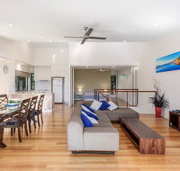 Unit 1 Rainbow Surf - Modern two storey townhouse with large shared pool close to beach and shop - Foster Accommodation