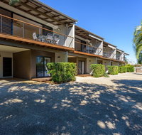 Unit 2 Rainbow Surf - Modern double storey townhouse with large shared pool close to beach and shops - Foster Accommodation