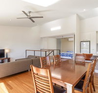Unit 5 Rainbow Surf - Modern double storey townhouse with large shared pool close to beach and shop - Foster Accommodation