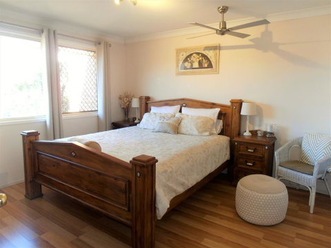 Unwind In This Gorgeous Retreat - Foster Accommodation 2