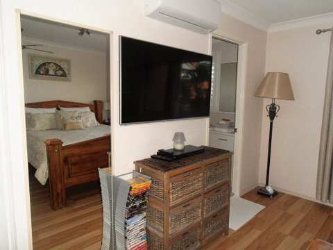 Unwind In This Gorgeous Retreat - Foster Accommodation 3