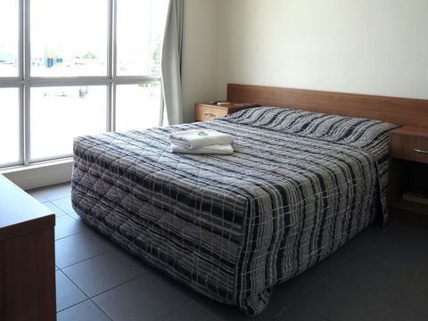 Upper Ross Hotel - Foster Accommodation 1