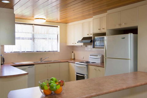 Vacation Village - Foster Accommodation 3