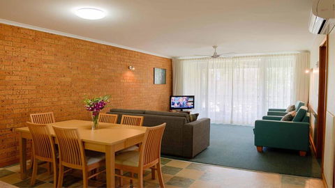 Vacation Village - Foster Accommodation 0