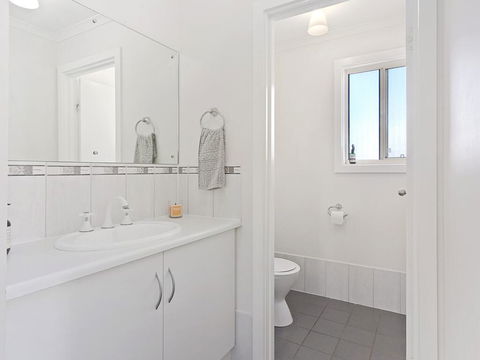 VALLEY VIEWS - 10 Valley Heights Drive - Foster Accommodation 1