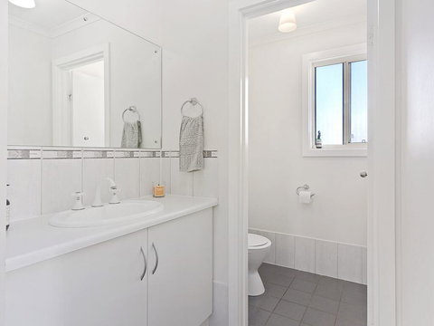 VALLEY VIEWS - 10 Valley Heights Drive - Foster Accommodation 1