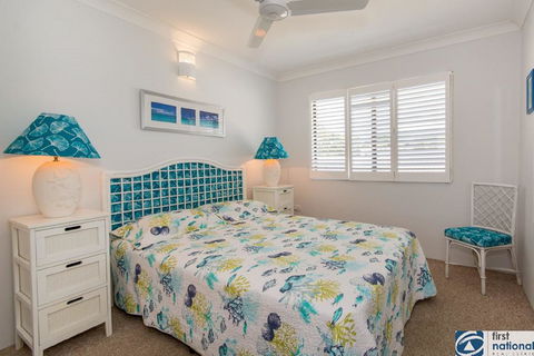 VIEWS VIEWS VIEWS! Front Top Floor Waterfront Unit - Chnook Apartments South Esp, Bongaree - Foster Accommodation 2