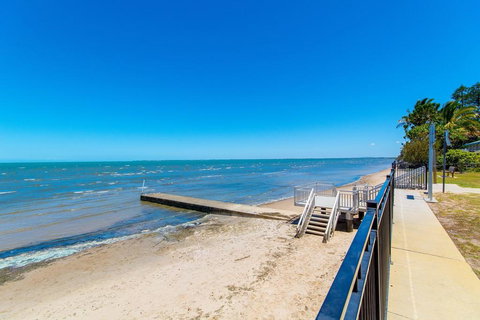 Views, Pool, Air Conditioning - Karoonda Sands Welsby Pde, Bongaree - Foster Accommodation 3