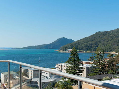 Views, Views & More Views, Sub-Penthouse In Shoal Bay - Foster Accommodation 1