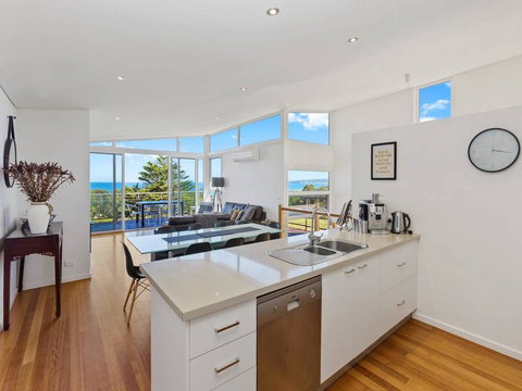 VILLA SARINA - Beautiful Villa In Skenes Creek - Foster Accommodation 2