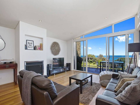 VILLA SARINA - Beautiful Villa In Skenes Creek - Foster Accommodation 3