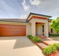 Newington Lakehouse - Foster Accommodation
