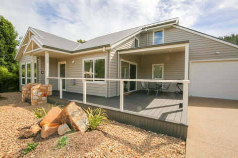 Amber Mist Villa Two - Foster Accommodation 5