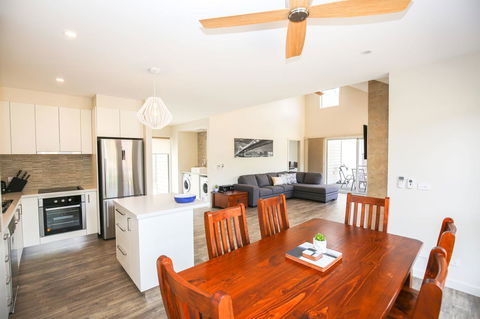 Amber Mist Villa Two - Foster Accommodation 15