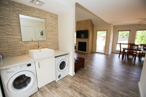Amber Mist Villa Two - Foster Accommodation 12