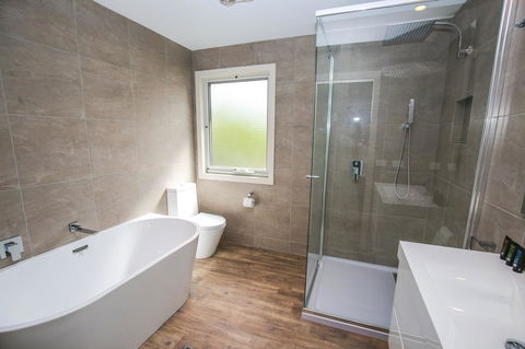 Amber Mist Villa Two - Foster Accommodation 3