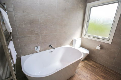Amber Mist Villa Two - Foster Accommodation 2