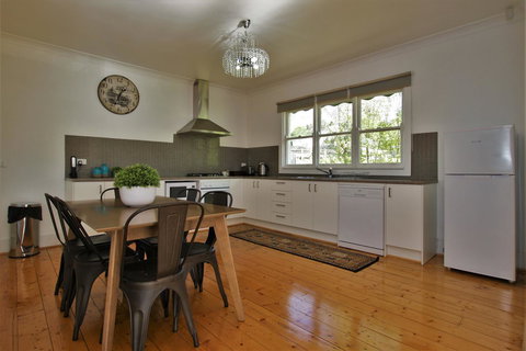 A Stroll Away - Foster Accommodation 3