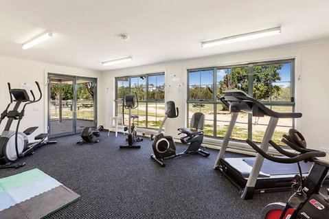 Lakeside Country Club - Foster Accommodation 10