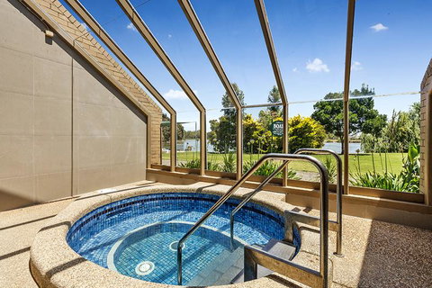 Lakeside Country Club - Foster Accommodation 1