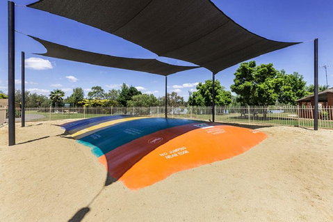 Lakeside Country Club - Foster Accommodation 7