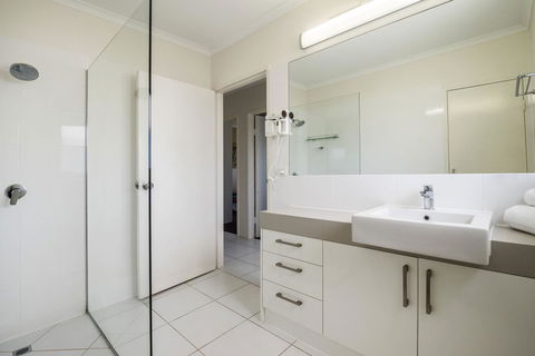 Sunseeker Holiday Apartments - Foster Accommodation 35