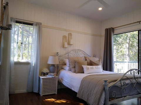 Lake Weyba Noosa Lodge & Kangaroos - Foster Accommodation 1