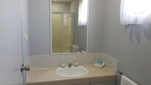 Alex Beach Cabins And Tourist Park - Foster Accommodation 2