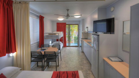 Alex Beach Cabins And Tourist Park - Foster Accommodation 33