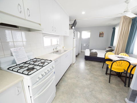 Alex Beach Cabins And Tourist Park - Foster Accommodation 29