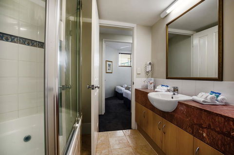 Landmark Resort - Foster Accommodation 28