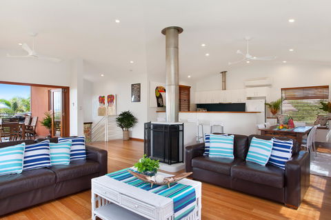 Jolly Roger's Beach House - Foster Accommodation 2