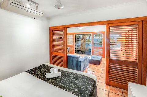 Paradise On The Beach Resort - Foster Accommodation 10