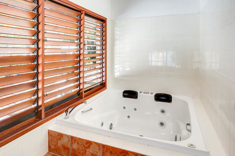 Paradise On The Beach Resort - Foster Accommodation 9