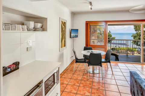 Paradise On The Beach Resort - Foster Accommodation 13