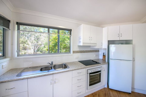 Sunset Cabins 1770 - Foster Accommodation 11