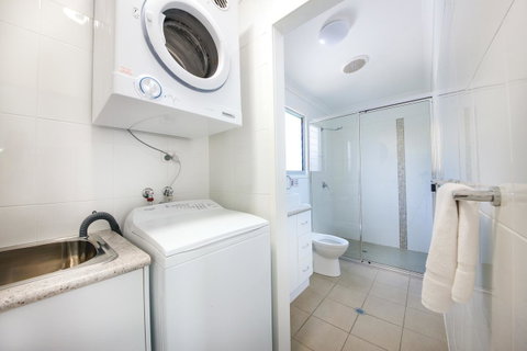 Sunset Cabins 1770 - Foster Accommodation 8